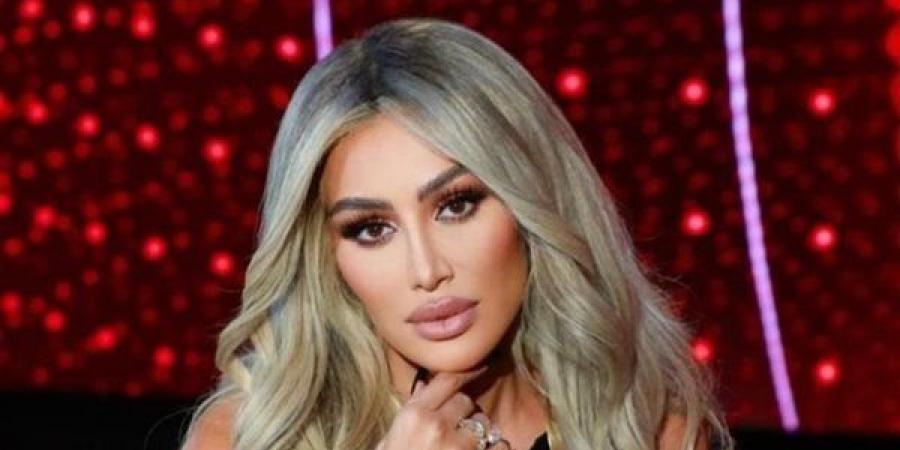مايا دياب تحيي حفلا بتركيا وترقص مع الجمهور ومعجبة تهديها باقة ورود (فيديو وصور)