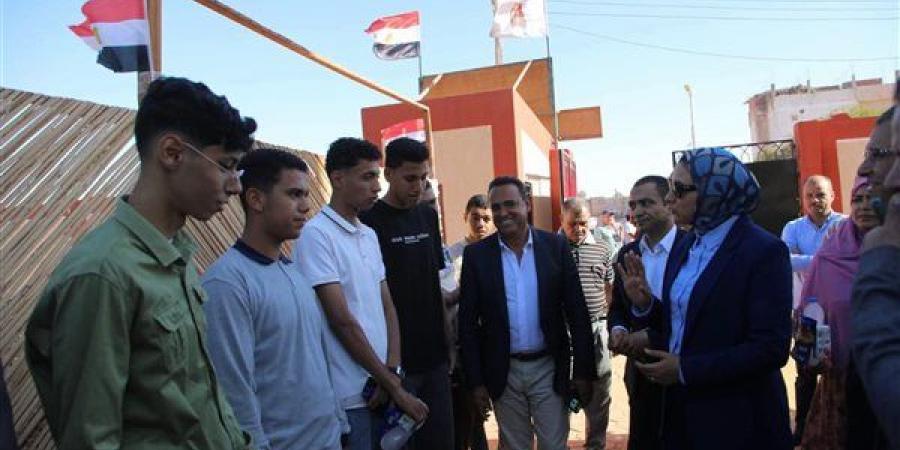 في مستهل جولتها بواحة بلاط، محافظ الوادي الجديد تتابع انتظام امتحانات الثانوية العامة (صور)