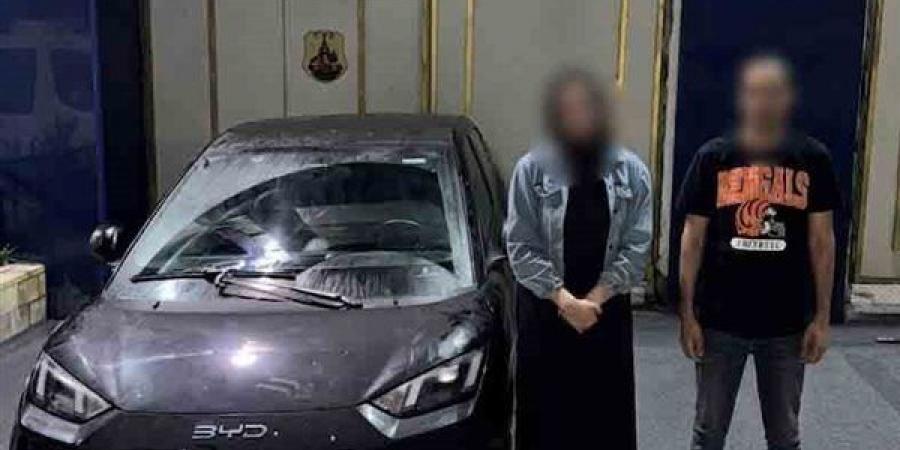 الأمن يضبط سمسارا وفتاة ارتكبا أفعالا خادشة للحياء داخل سيارة بالإسكندرية