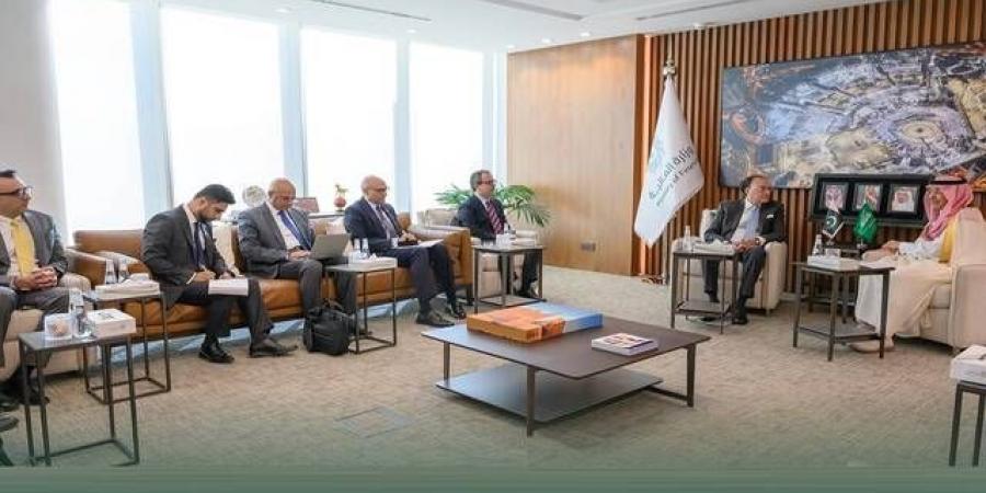 وزير المالية يناقش مع وفد باكستاني رفيع المستوى فرص تعزيز التعاون بين البلدين