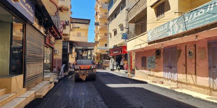 رصف ورفع كفاءة شارع البحر بإدكو لتحسين الحركة المرورية وخدمة المواطنين (صور)