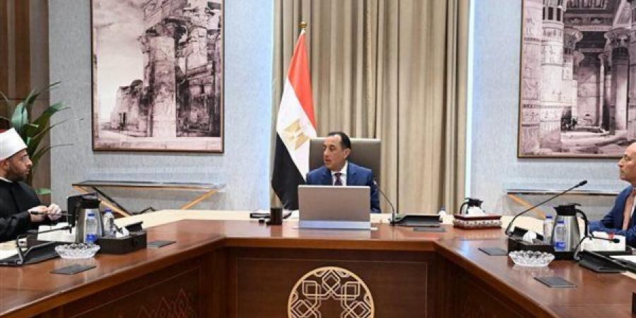 تضم مقابر عدد من العلماء، مدبولي يُتابع خطوات مشروع إحياء منطقة قرافة السيوطي