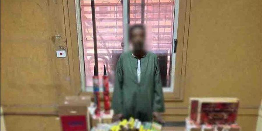 السوشيال ميديا فضحت نشاطه، سقوط مروج الألعاب النارية بأسوان وبحوزته 1258 قطعة