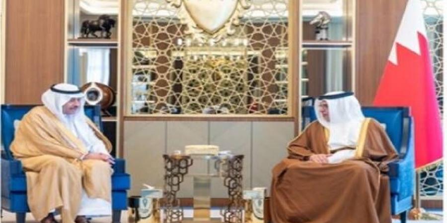 ولي عهد البحرين يبحث مع السفير السعودي تعزيز العلاقات الثنائية