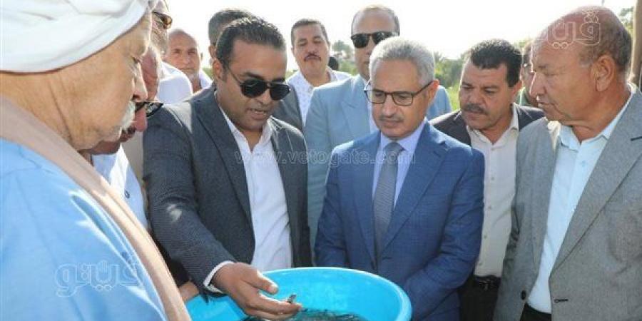 محافظ بني سويف يشهد إلقاء 250 ألف زريعة سمكية في نهر النيل