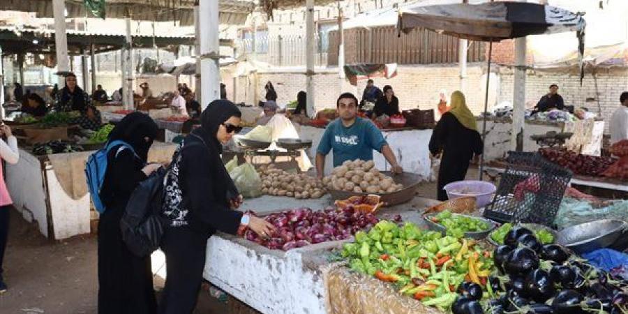 محافظ القليوبية يتفقد سوق بهتيم بعد الانتهاء من تسكين الباعة الجائلين