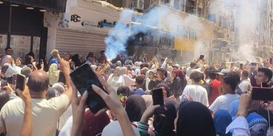 بالزغاريد والشماريخ، فرحة بين طلاب علمي علوم بالدقهلية بعد انتهاء امتحانات الثانوية (فيديو وصور)