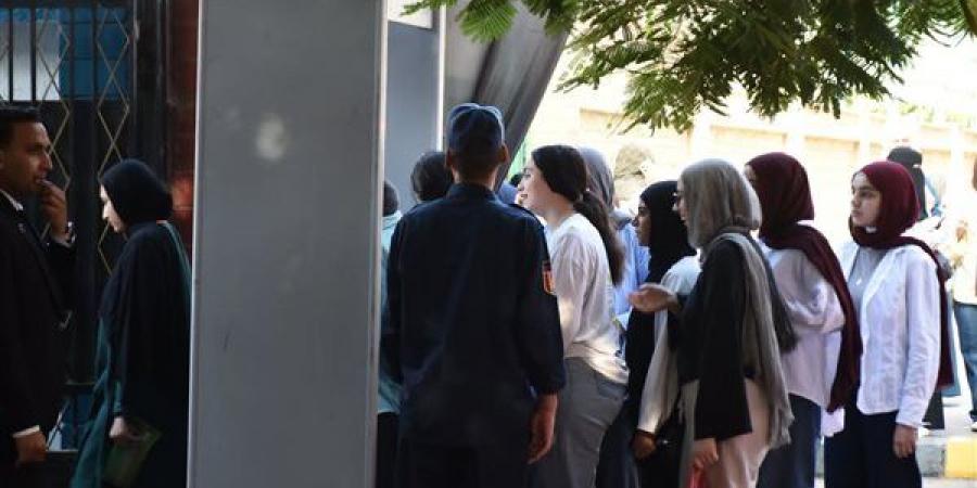 تفتيش طلاب الثانوية العامة قبل دخول لجان الجيزة