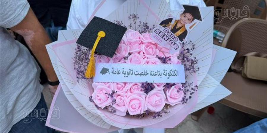 "الكتكوتة خلصت"، فتيات يستقبلن شقيقتهن ببوكيه ورد بعد انتهاء امتحانات الثانوية العامة بالمنوفية
