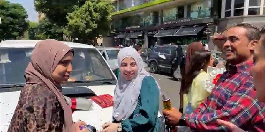 ولي أمر يحتفل بانتهاء ابنته من امتحانات الثانوية العامة بهذه الطريقة (فيديو)