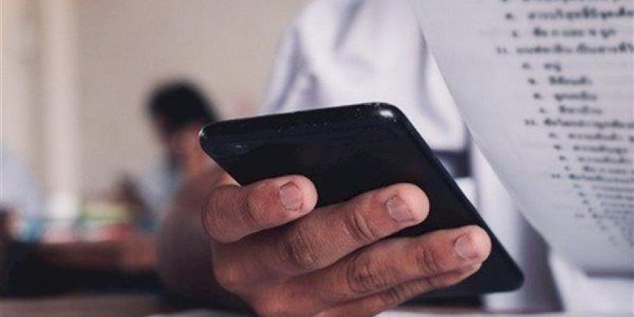 ضبط طالبة بسماعة إلكترونية داخل لجنة امتحان الأحياء بالثانوية العامة في بنها