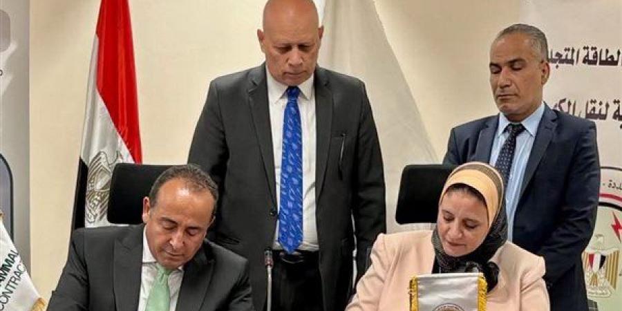 نقل الكهرباء توقع عقدا لإنشاء خط لتفريغ قدرات طاقة الرياح بخليج السويس