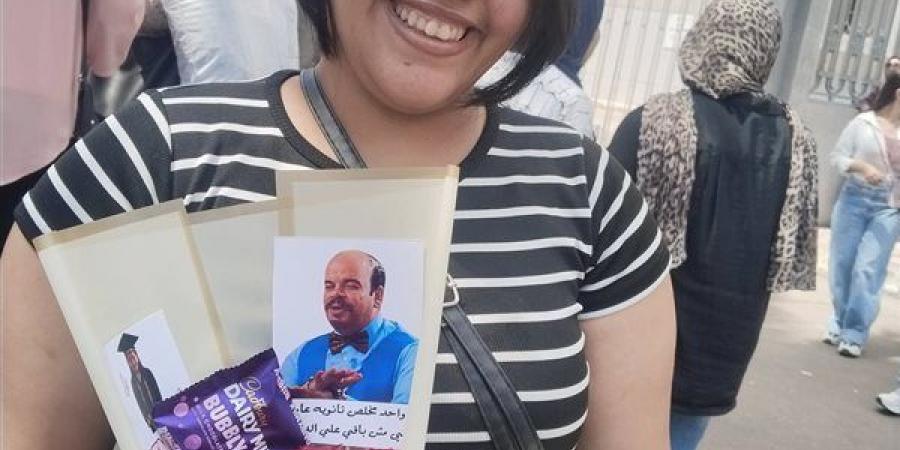 بالزهور والزغاريد، فرحة عارمة لطلاب الثانوية العامة بالإسكندرية بانتهاء ماراثون الامتحانات (فيديو)