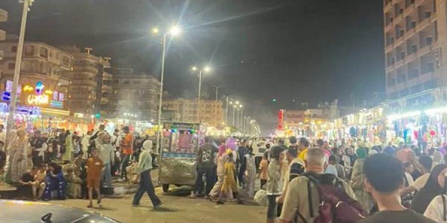 "جمصة عادت شمسك الذهب"، إقبال غير مسبوق من المصطافين على كورنيش وشوارع المدينة (صور)