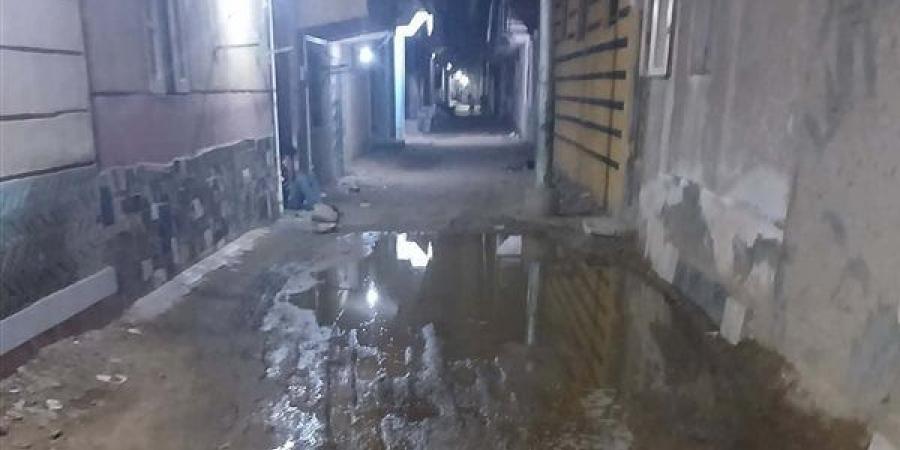 رائحة خانقة.. شوارع غارقة.. وشكاوى لا تنتهي.. مأساة أهالي برك الخيام من الصرف الصحي