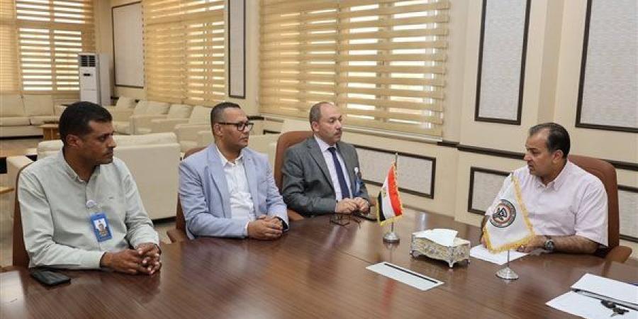 رئيس جامعة قنا يترأس اجتماعا لبدء عمل لجنة التصنيف الدولي والاستدامة