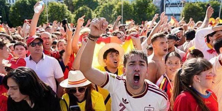 نهائي كأس العالم، جماهير إسبانيا تتوافد على ملعب ميتلايف قبل مواجهة الأرجنتين
