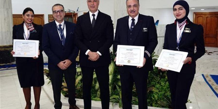 رئيس مصر للطيران يكرم طبيبة لإنقاذها راكبا على متن الطائرة