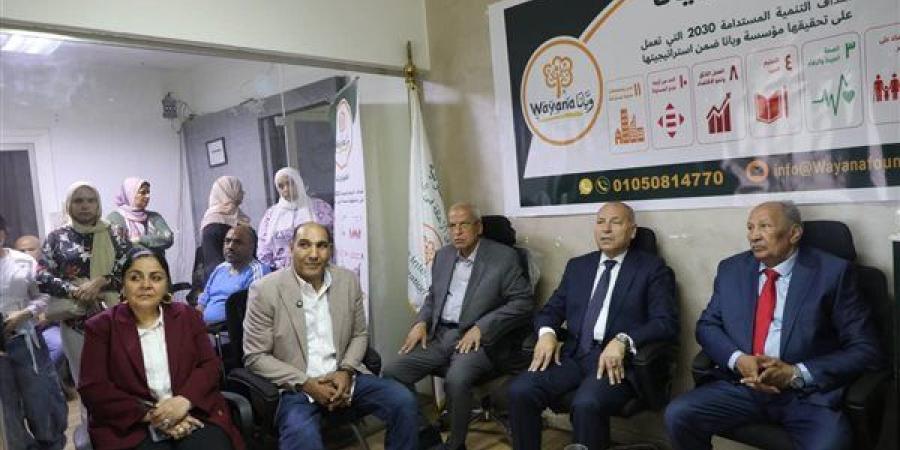 محافظ القاهرة يوزع كراسى كهربائية على ذوى الهمم
