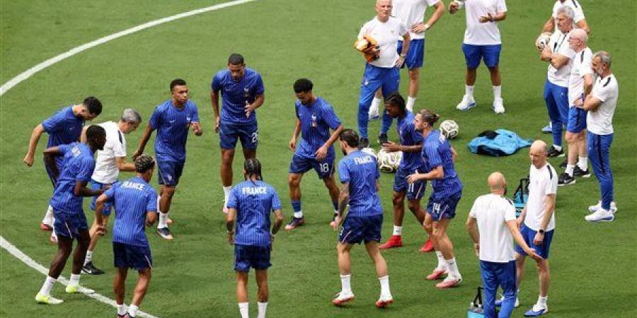 لاعبو فرنسا وانجلترا يجرون عمليات الإحماء قبل انطلاق مواجهة كأس العالم (صور)