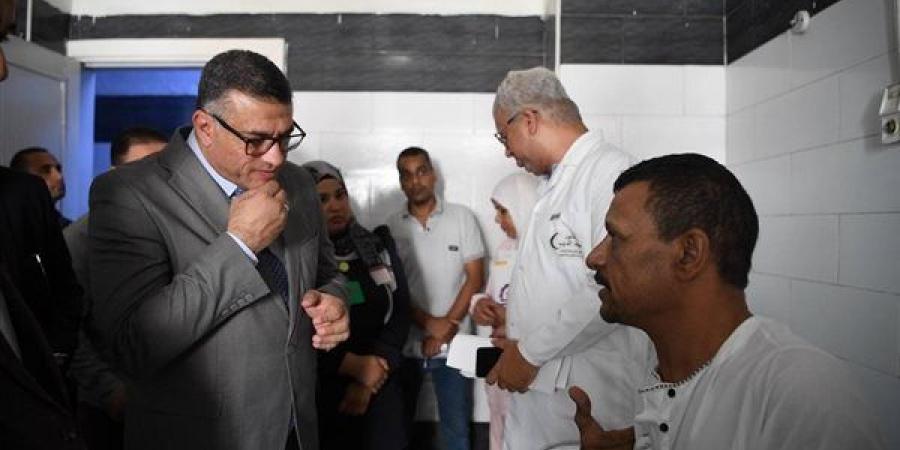 في جولة مفاجئة، محافظ قنا يطيح بقيادات في مستشفى قنا العام ويكلف مديرا جديدا