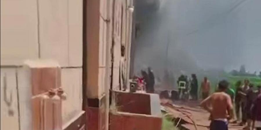النيابة تعاين حريق "مصنع فايبر المحلة"، وصور أولية ترصد حجم المأساة