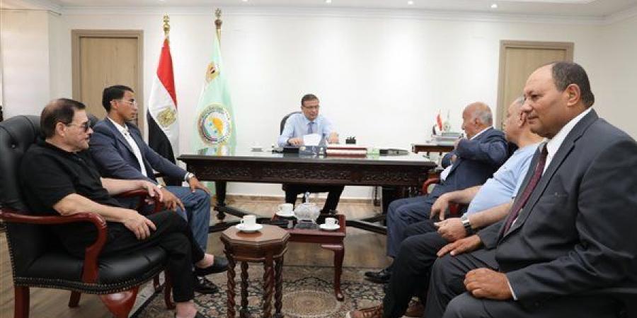 وزير الزراعة يبحث مع منتجي الدواجن تطوير الصناعة وفتح أسواق تصديرية جديدة