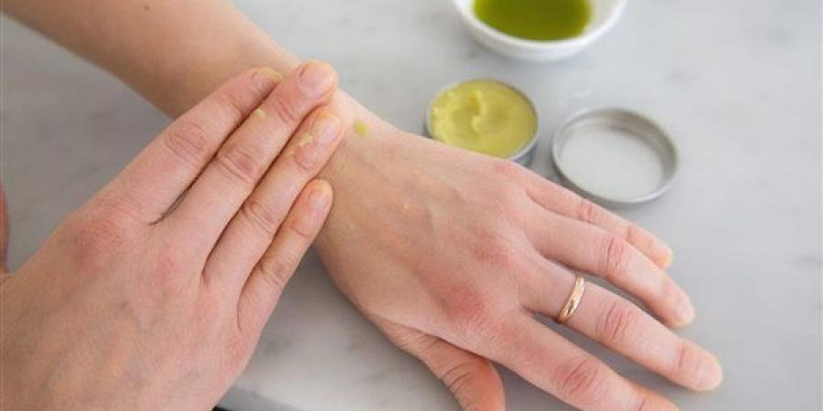 طرق طبيعية لتخفيف التهابات الجلد الناتجة عن العرق