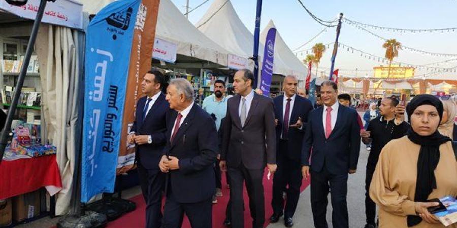 مدير صندوق مكتبات مصر العامة ونائب محافظ بورسعيد يفتتحان معرض الكتاب (صور)