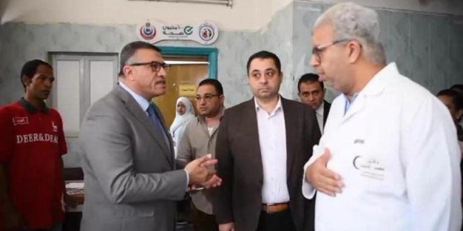 بعد إقالة مدير مستشفى قنا العام.. نقابة الأطباء تهاجم المحافظ: "لن يوفر سرنجة ناقصة"