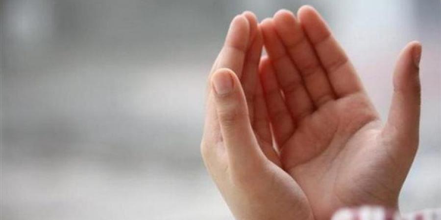 هل يجوز رفع اليدين بالدعاء أثناء خطبة الجمعة؟ الإفتاء تكشف الحكم والآداب