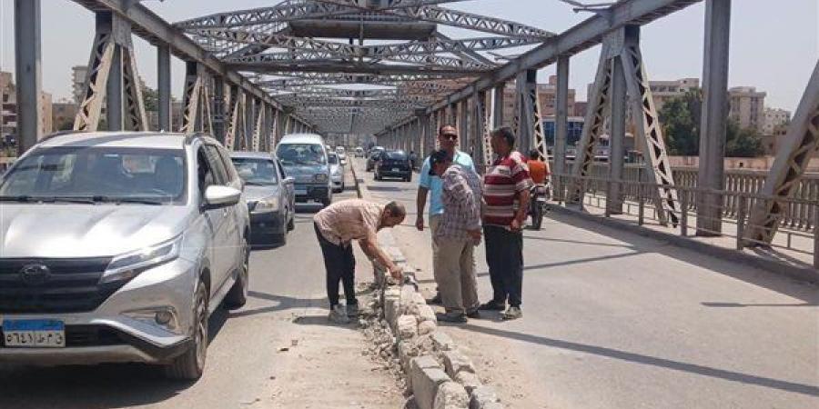 استجابة فورية لإصلاح تلفيات كوبري كفر الجزار ببنها بعد تداول صور الحادث