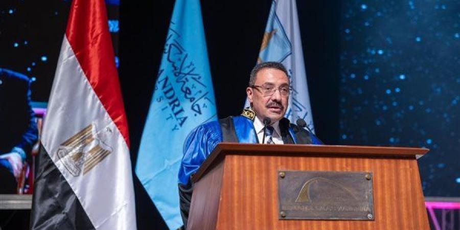 رئيس جامعة الإسكندرية يشهد حفل تخريج دفعة جديدة من برامج الدراسات العليا المهنية بكلية الأعمال