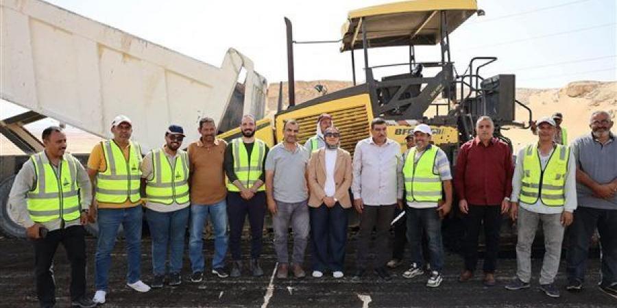 بتكلفة 350 مليون جنيه، محافظ الوادي الجديد تتابع أعمال ازدواج وتطوير طريق "الخارجة - أسيوط"
