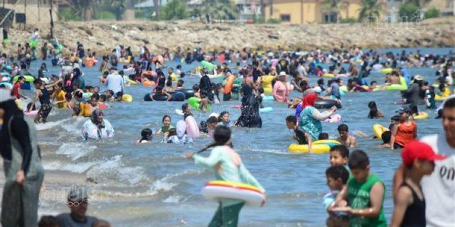 عقب إغلاقه 3 أيام بسبب الأمواج، شاطئ بورفؤاد كامل العدد في أول أيام إعادة فتحه