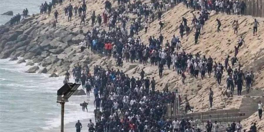 تدفق كبير للمهاجرين إلى سبتة عبر البحر، وتحرك عاجل من السلطات الإسبانية (صور)