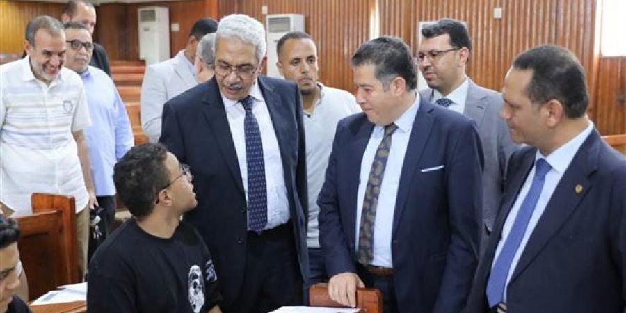 ماذا فعل محمود صديق في أول أيام توليه رئاسة جامعة الأزهر؟.. يستقبل المهنين بالمنصب الجديد.. يعتمد فتح باب القبول بمعاهد التمريض.. ويتفقد اختبارات القدرات بكليات التربية (صور)