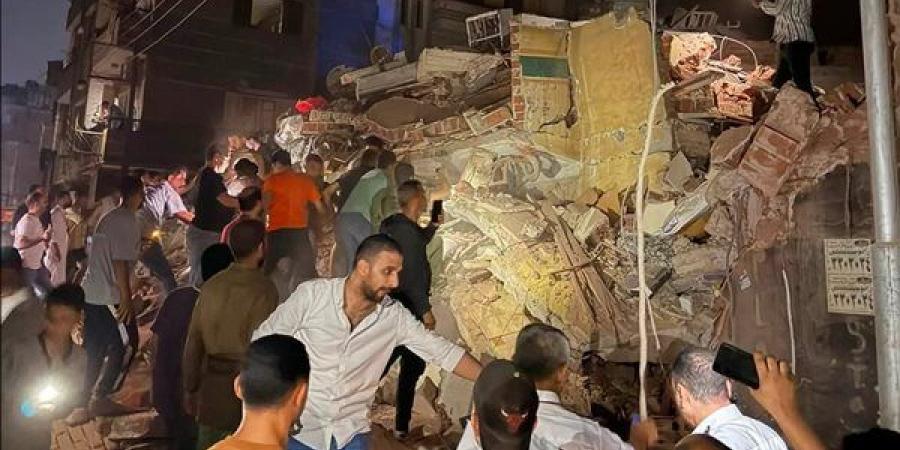 انهيار عقار مكون من 4 طوابق بالغربية والبحث عن أشخاص داخل محال تجارية وآخرون تصادف مرورهم (صور)