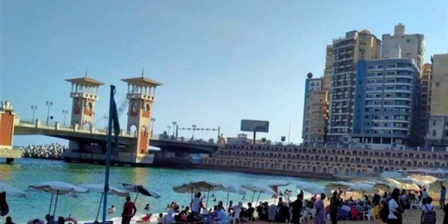 إقبال متوسط على شواطئ الإسكندرية ورفع الرايات الخضراء والصفراء