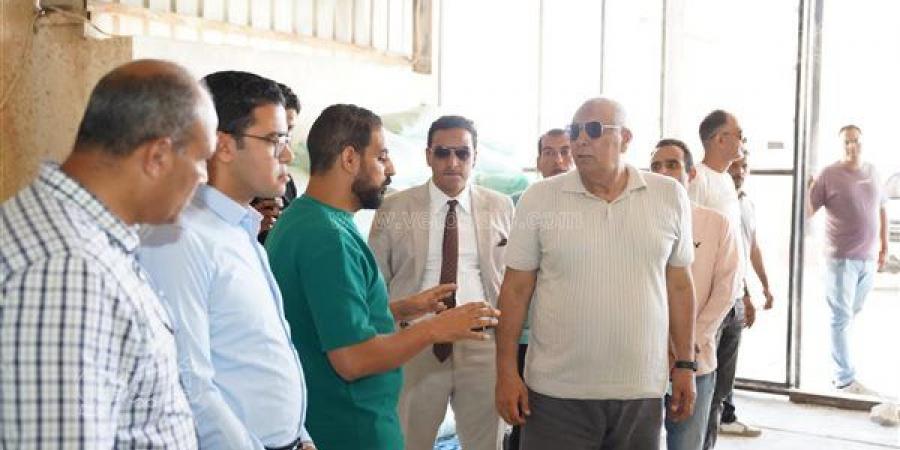 محافظ مطروح يتابع آليات توزيع الدقيق على المخابز البلدية