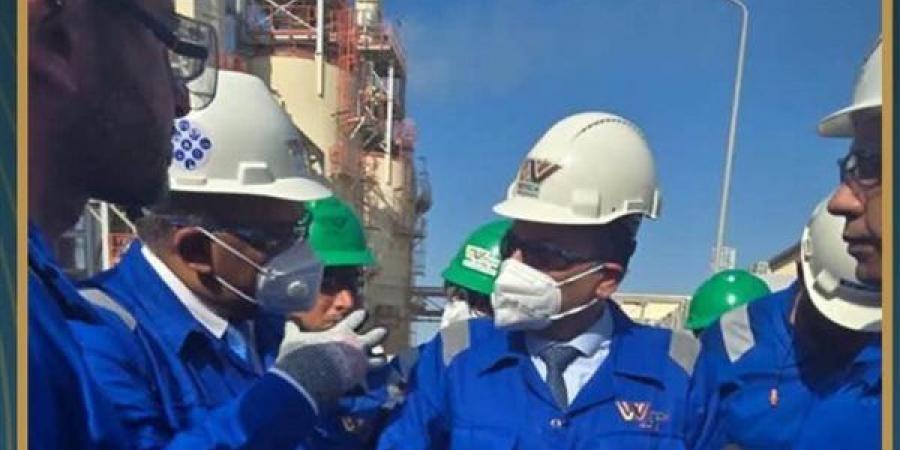 رئيس القابضة للبتروكيماويات يتفقد مصنع "ووتك" لإنتاج الواح MDF الخشبية