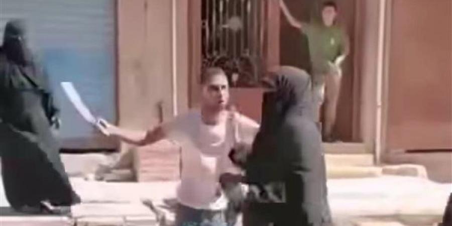 على طريقة أحمد السقا، شاب يحمل سلاحًا أبيض ويصرخ: مفيش حكومة !