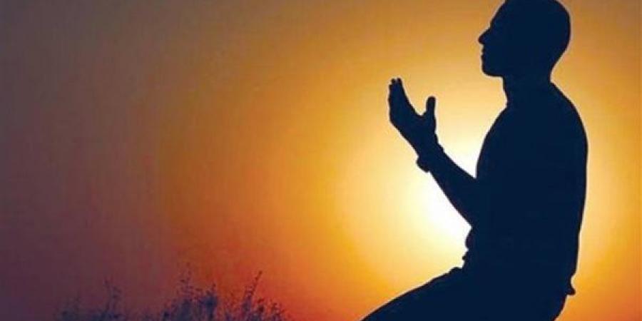 ما حكم الدعاء على من ظلمني في الصلاة؟ أمين الفتوى يجيب (فيديو)