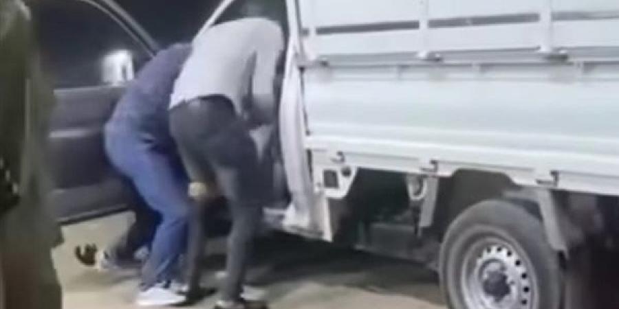 لحظة خطف شاب وسط الشارع بالبحيرة والخاطف للأهالي: واخد مراتي وبيديها مخدرات وآسف على الإزعاج (فيديو)