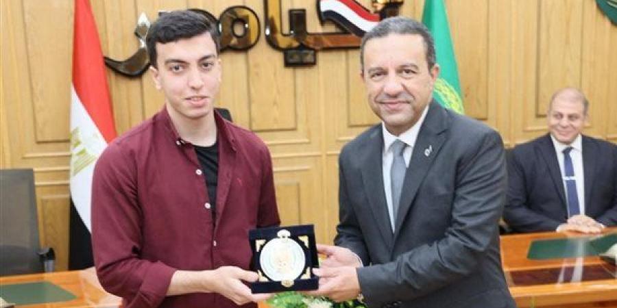 محافظ المنوفية يكرم أوائل الجمهورية في الثانوية العامة والأزهرية والتعليم الفني
