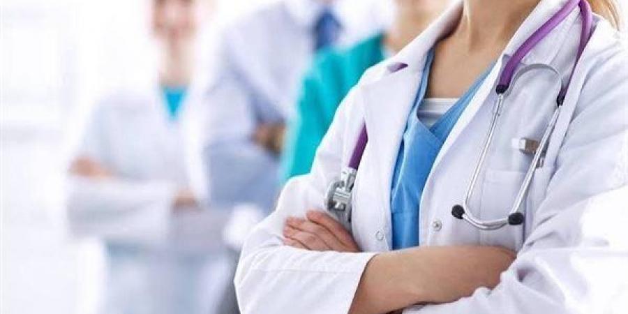 عضو نقابة الأطباء يهاجم طلاب الطب: "بيلبسوا بنطلونات مقطعة" (فيديو)