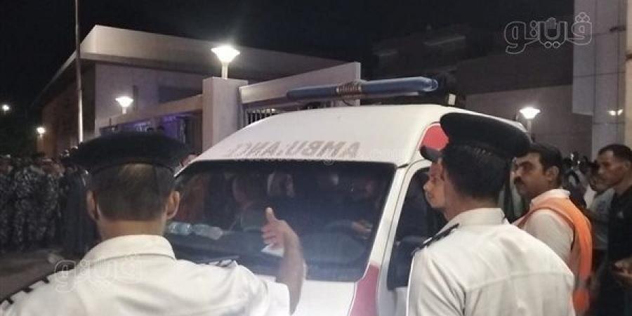 لحظة خروج جثامين ضحايا حادث الدواويس بالإسماعيلية من مستشفى القصاصين (فيديو وصور)