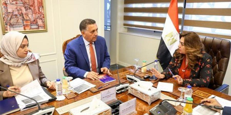 وزيرة التنمية المحلية تبحث مع محافظ القليوبية تطوير منظومة المخلفات
