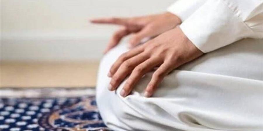 اختلف فيها العلماء، الإفتاء تكشف كيفية تحريك الأصبع في التشهد