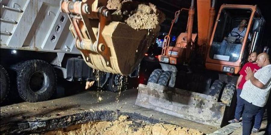 6 صور ترصد ما حدث في خطة المياه الرئيسي أمام نادي الشمس وتسبب في قطع المياه بالنزهة الجديدة - النيل نيوز
